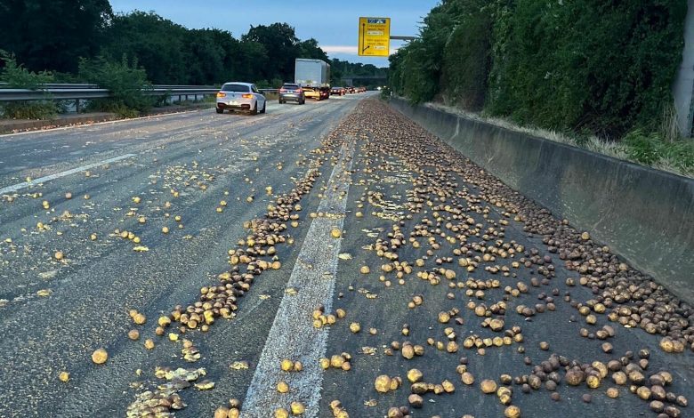 Vollsperrung auf der B9 bei Speyer - Mehrere hundert Kilogramm Kartoffeln verloren