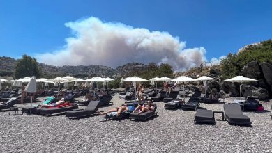 Waldbrände in Griechenland: Touristen auf Rhodos und Korfu evakuiert