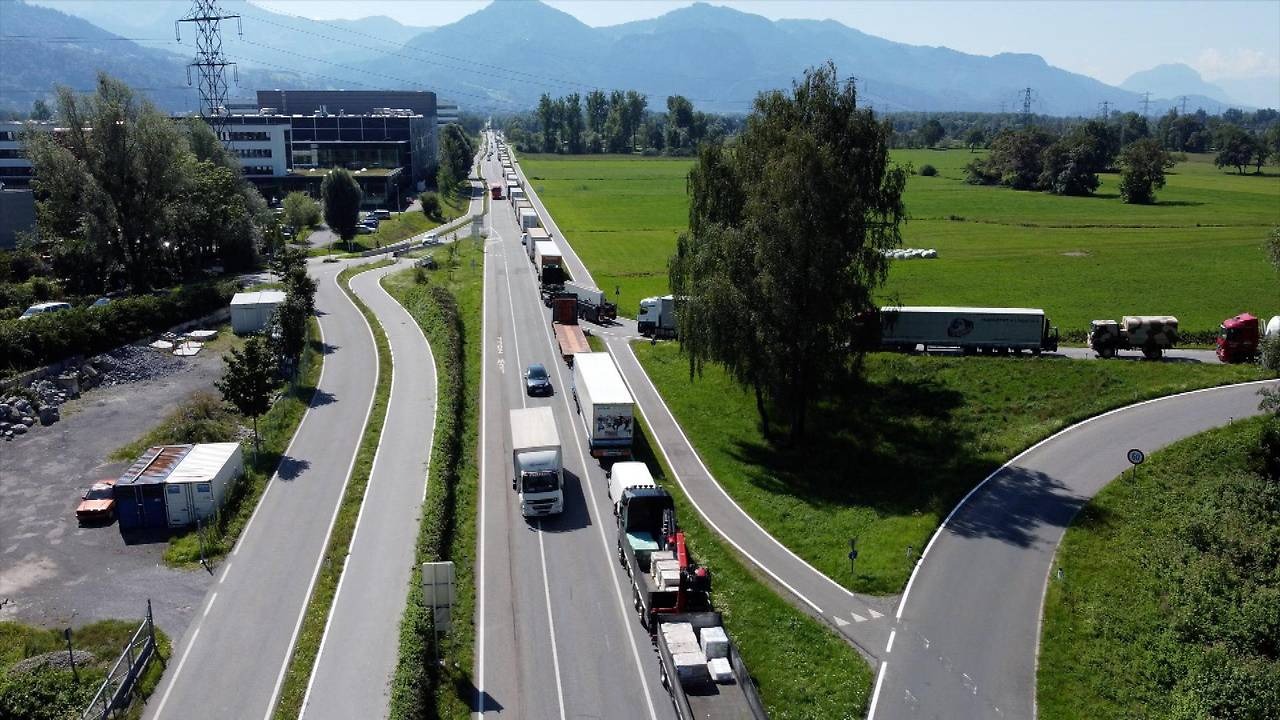 Das Verkehrschaos nach einem LKW-Unfall auf der A14 führt nach Deutschland