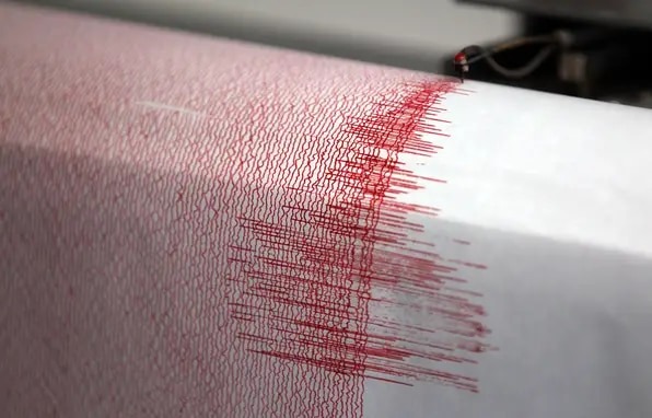 Starkes Erdbeben der Stärke 7,1 erschüttert Gewässer vor Indonesien - Experten geben vorläufige Entwarnung