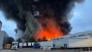 Großbrand in Berlin-Marzahn: Lagerhalle mit Maschinenteilen und Papier zerstört