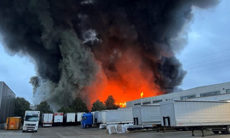 Großbrand in Berlin-Marzahn: Lagerhalle mit Maschinenteilen und Papier zerstört