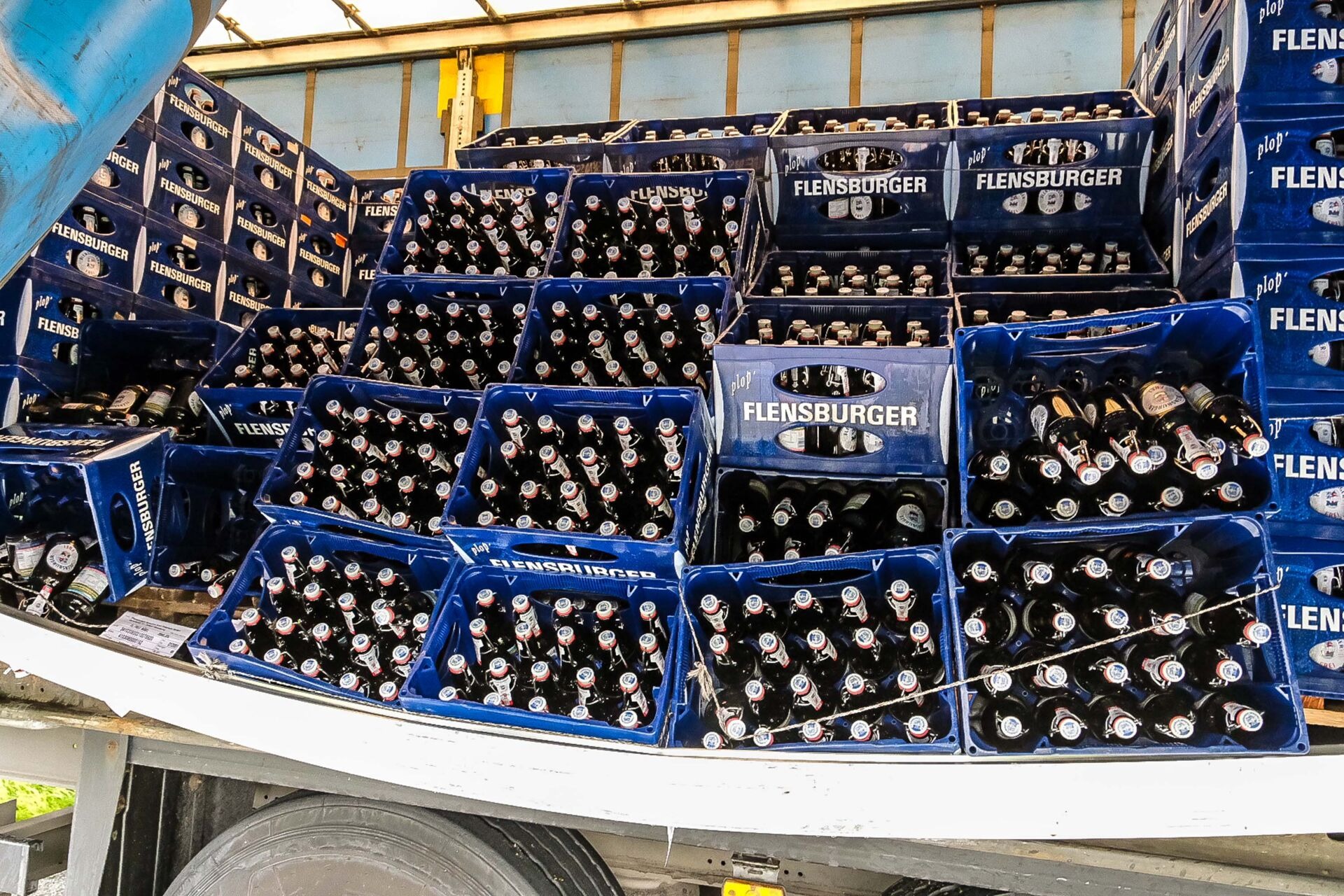 Bier-Unfall in Flensburg: 4000 Flaschen sorgen für Chaos auf Zufahrt zur B200