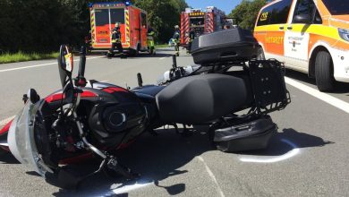 Schwerer Unfall auf B83: Motorrad kollidiert mit Reh bei Herstelle