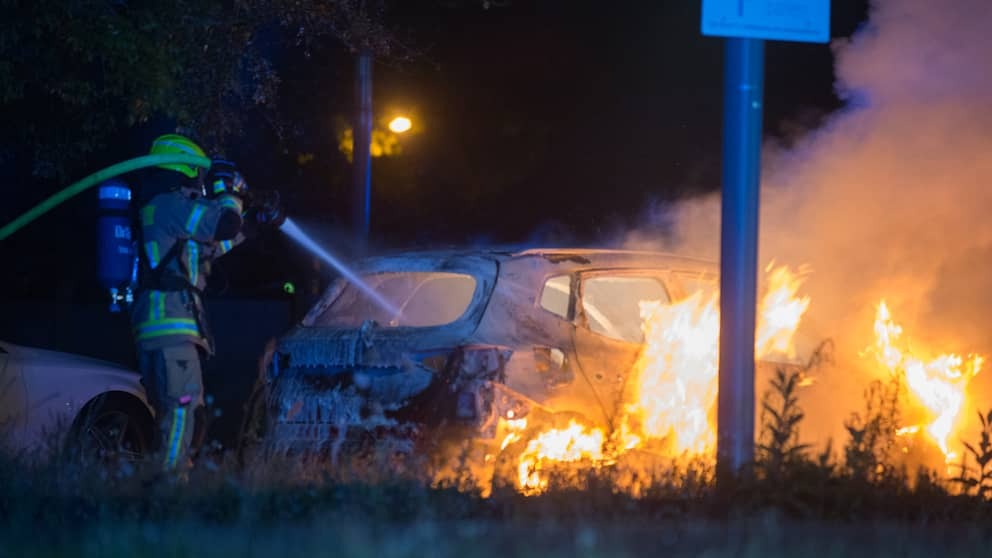 Autos brennen auf Parkplatz vor Kinderklinik aus – Brandstiftung vermutet