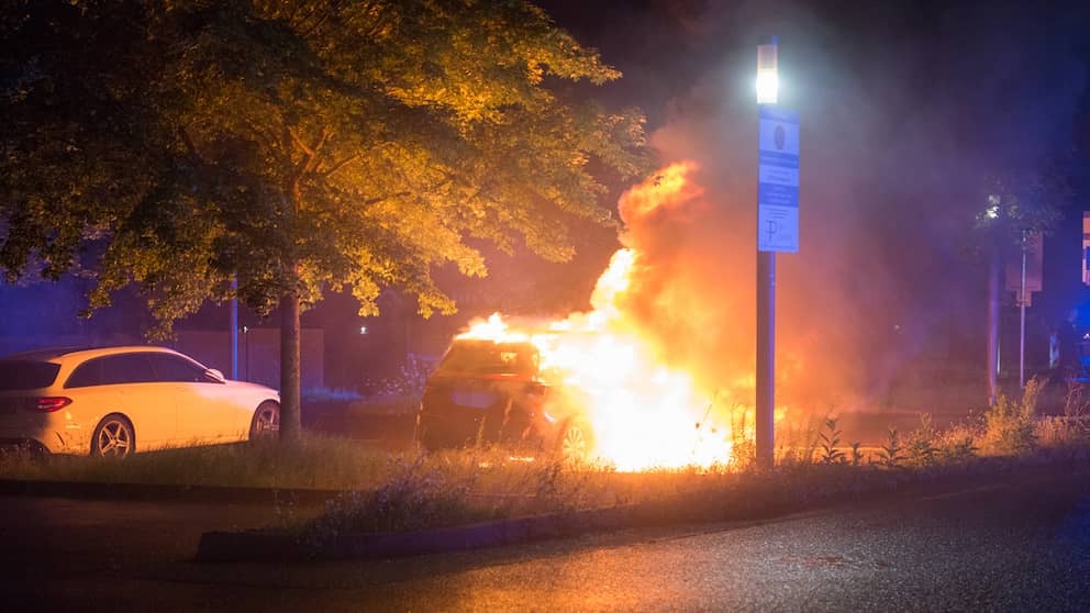 Autos brennen auf Parkplatz vor Kinderklinik aus – Brandstiftung vermutet