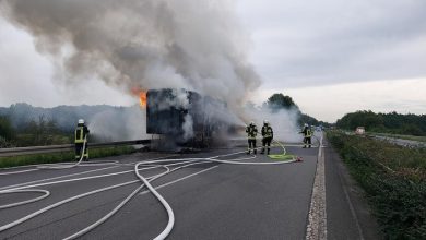 Strohtransporter in Flammen: A30 bei Ibbenbüren vorübergehend gesperrt