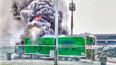 Feuerwehr löscht Lkw-Brand im Cargo-Bereich des Frankfurter Flughafens; Flugbetrieb nicht betroffen