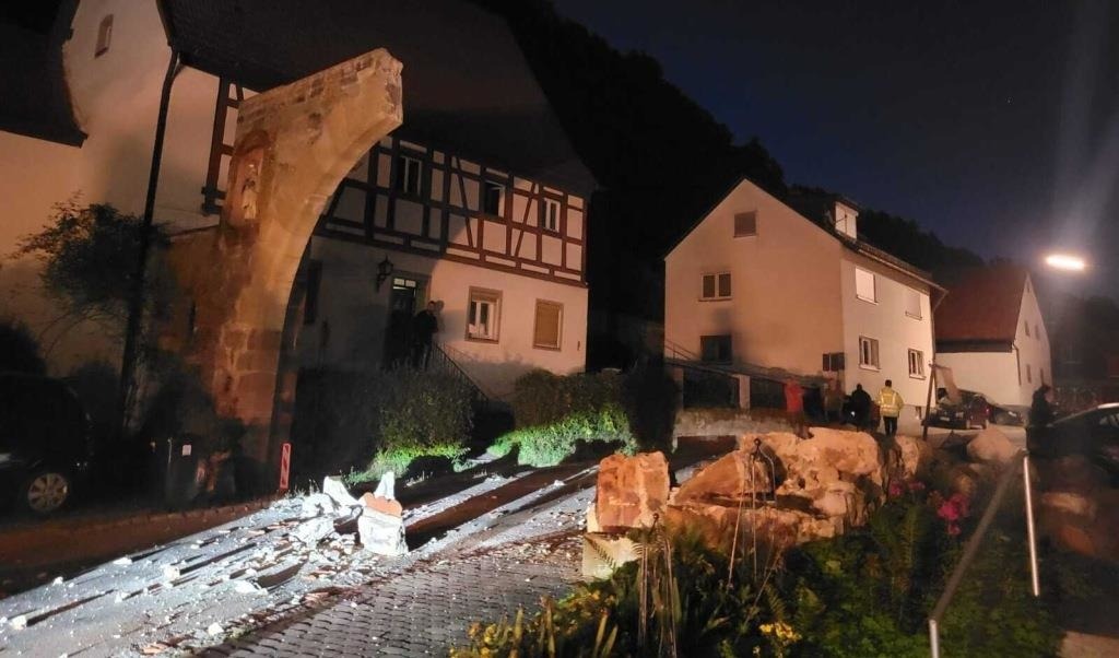 Lastwagen zerstört historisches Tor im Landkreis Neumarkt: Anwohner und Gemeinde bestürzt