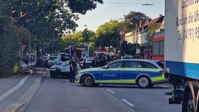 Schwerer Unfall in Lokstedt: Lkw kracht in Bushaltestelle