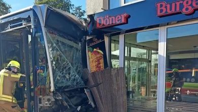 Busunfall in Reinbek: Fahrzeug kracht in Dönerladen und verursacht erheblichen Schaden