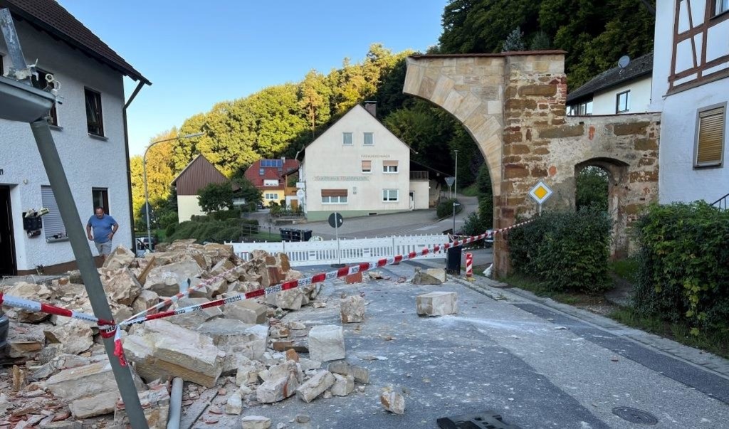 Lastwagen zerstört historisches Tor im Landkreis Neumarkt: Anwohner und Gemeinde bestürzt