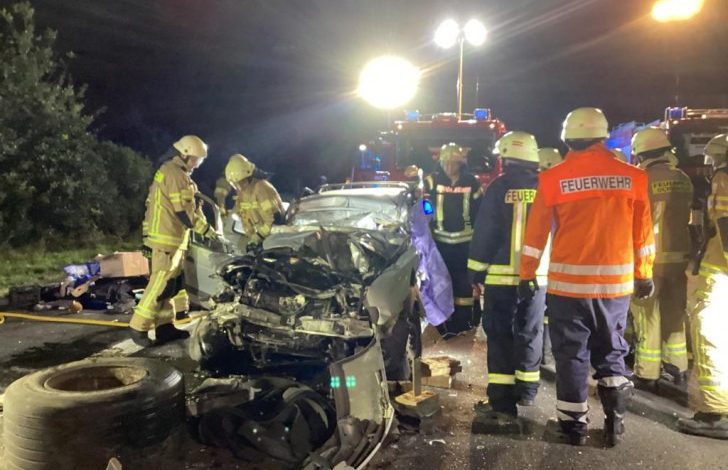 Schwerer Verkehrsunfall auf der A2 bei Rennau: PKW kracht in LKW