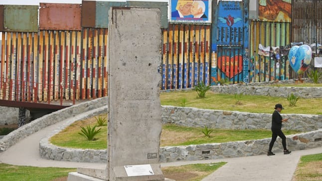 Ein Stück der Berliner Mauer als Protestsymbol an der US-Mexiko-Grenze