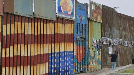 Ein Stück der Berliner Mauer als Protestsymbol an der US-Mexiko-Grenze