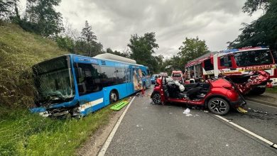 Schwerwiegender Verkehrsunfall in Quedlinburg: Sieben Verletzte nach Kollision zwischen Auto und Bus