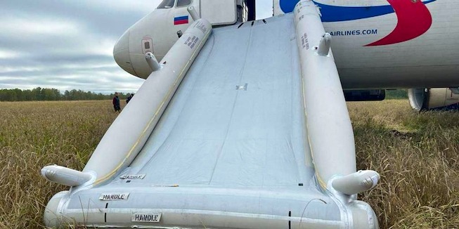 Airbus A320 von Ural Airlines vollführt Notlandung in Weizenfeld