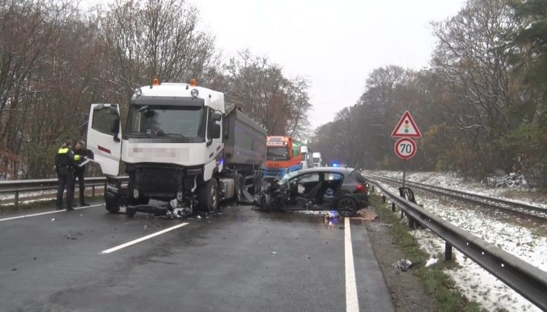 Schwerer Verkehrsunfall in Haselünne: 55-jährige Opel-Fahrerin lebensgefährlich verletzt