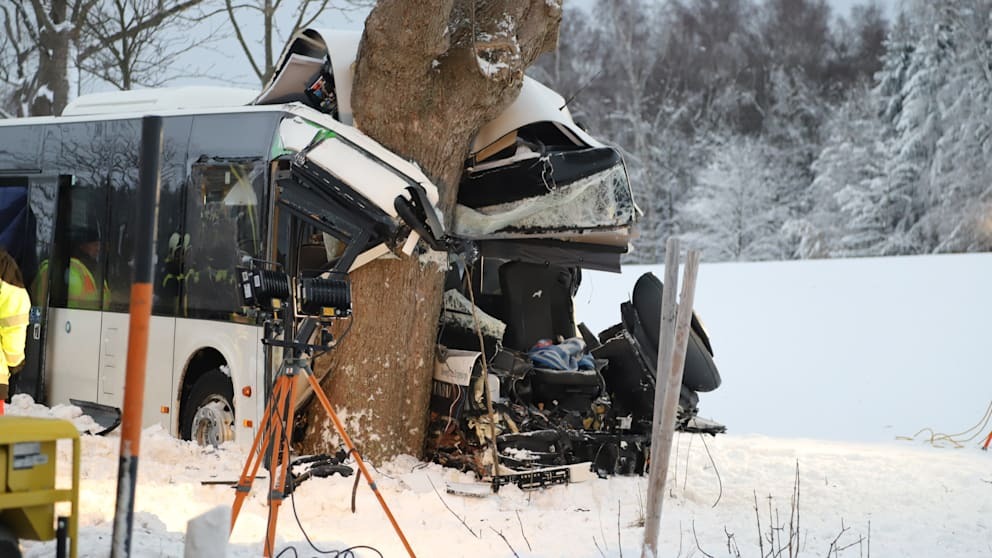 Schulbus-Tragödie in Sachsen: Tödlicher Unfall auf eisglatter Straße erschüttert Cranzahl