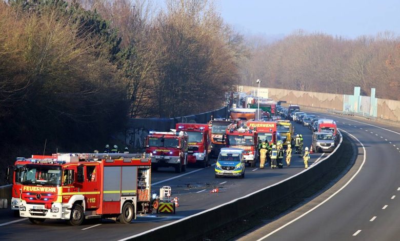 Schwerer Unfall auf der A30 zwischen Bünde und Hiddenhausen führt zu Fahrbahnsperrung - Zwei Verletzte