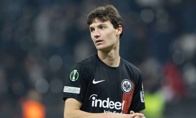 Eintracht Frankfurt plant Kaderverstärkungen und mögliche Leihe von Offensivspieler Paxten Aaronson