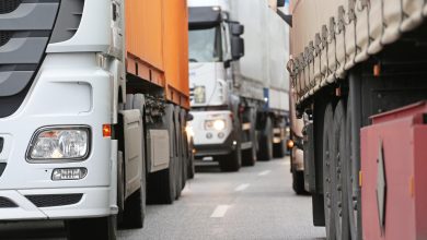 Schwerer Unfall auf der A3 bei Aschaffenburg: Lkw mit Papierrollen umgekippt - Verkehrschaos im Berufsverkehr
