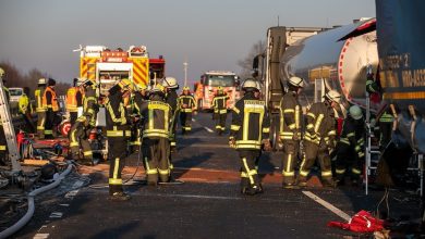 Schwerer Unfall auf der A4 bei Köln: Bundeswehr-Tanklaster durchbricht Mittelleitplanke