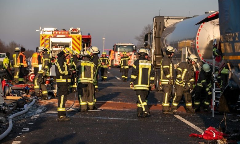 Schwerer Unfall auf der A4 bei Köln: Bundeswehr-Tanklaster durchbricht Mittelleitplanke