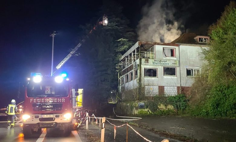 Großbrand im ehemaligen Hotel "Waldfrieden" in Beverungen: Feuerwehr erwägt Teilabriss